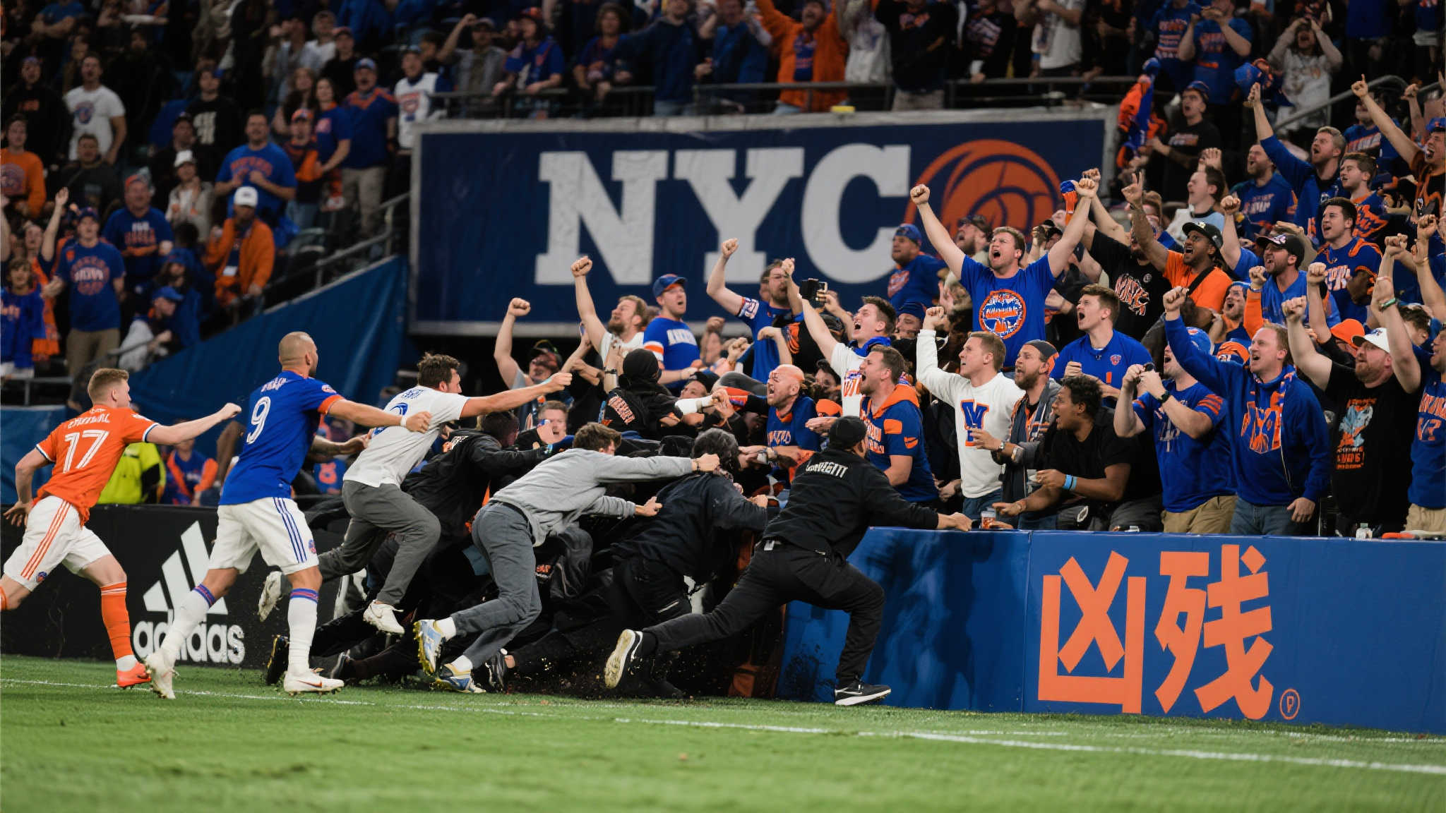 天啊！太狠了！纽约球迷真是火爆无比！