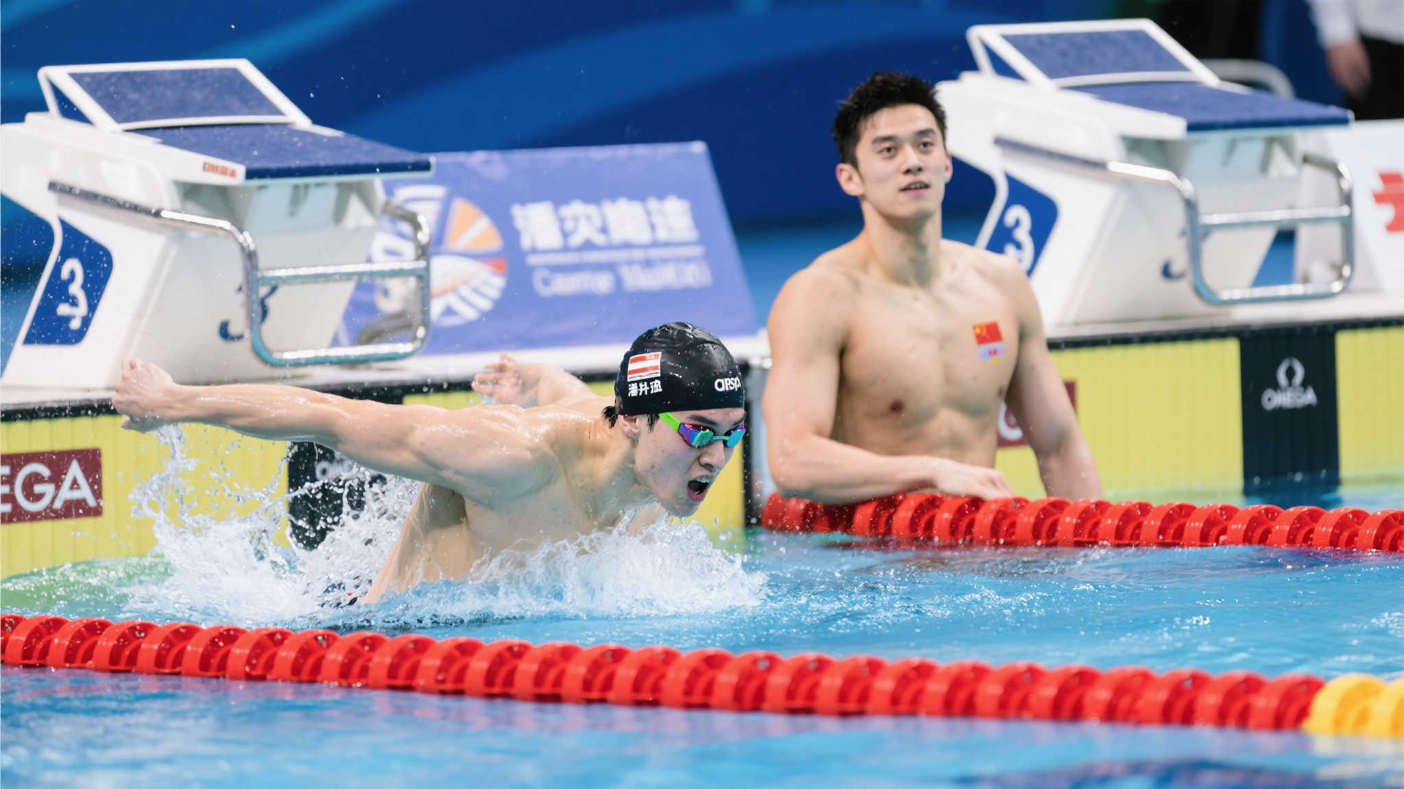中国泳坛巅峰对决!潘展乐末段绝地反击,孙杨时代渐落幕 中国泳坛巅峰对决!潘展乐末段绝地反击,孙杨时代渐落幕